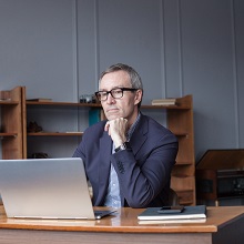 Нужно ли с 2026 года подавать уведомление об исчисленных страховых взносах в отношении директора, если ему не выплачивается зарплата